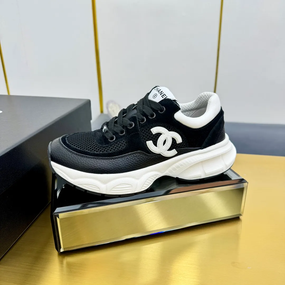 👟👟Ex-factory price 600👟👟 Upgraded version, upgraded version, upgraded version! No rebuttal accepted! ! ! ! Chanel Chanel dad shoes, couples' model for men and women - 2025 top casual sports shoes in the counter. This classic design; the upper is electro-embroidered with various techniques; ❷The inner lining is made of: original Yangli + net ❸The outsole is based on: the original TPU combination outsole. The full set of boutique packaging for women 35–41